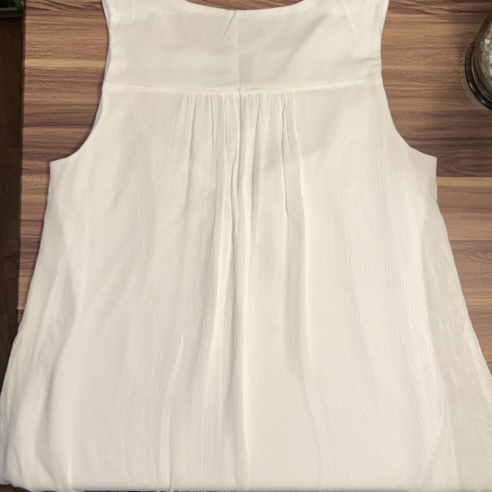 White dress with blue floral design. - Picture 4 of 10